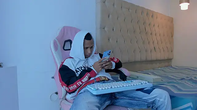 Snapshot of Supreme_Badboy chatting on 06.11.26 Supreme Badboy online show from 06.11.26