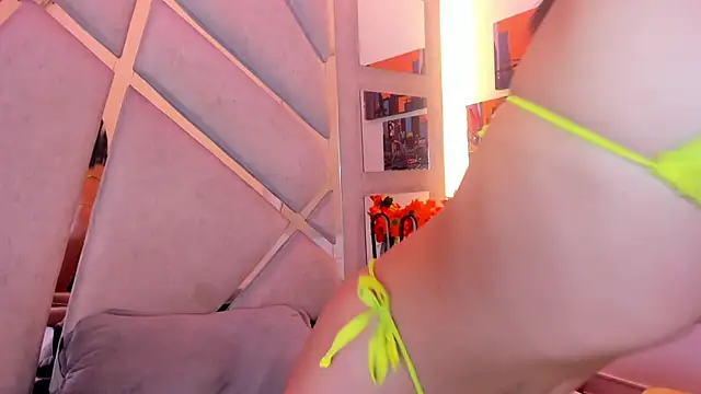 Snapshot of haileypetite chatting on 06.25.26 haileypetite online show from 06.25.26