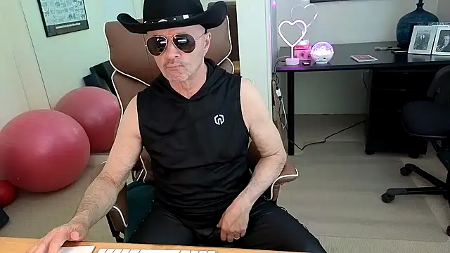 Snapshot of hotdadbod chatting on 05.09.26 hotdadbod online show from 05.09.26