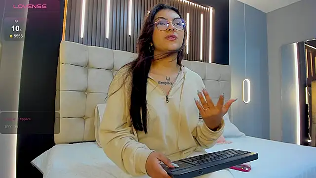 Snapshot of Amara_lune chatting on 06.11.26 Amara lune online show from 06.11.26