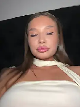 Snapshot of BeautyBella_ chatting on 06.12.26 BeautyBella online show from 06.12.26