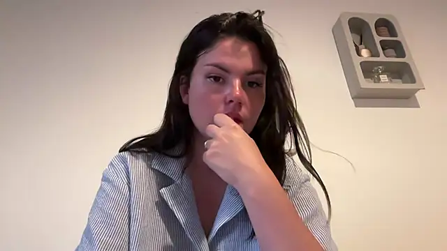 Snapshot of kiaraalatimideee chatting on 05.27.26 kiaraalatimideee online show from 05.27.26