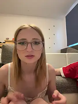 Snapshot of LauraundSteve_ chatting on 05.31.26 LauraundSteve online show from 05.31.26