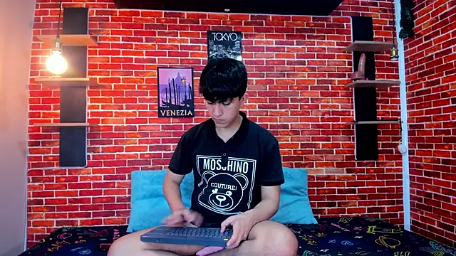 Hoot boyss  online show from 06.04.26