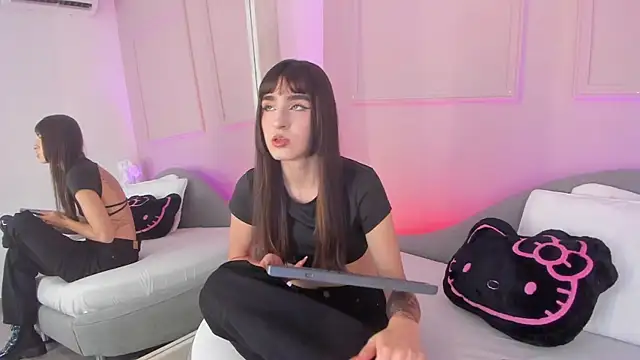 Snapshot of annie_blair_ chatting on 07.18.26 annie blair online show from 07.18.26