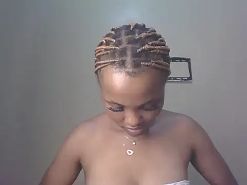 Snapshot of PrettyT5 chatting on 06.25.26 PrettyT5 online show from 06.25.26