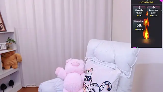 Snapshot of August_cat chatting on 05.19.26 August cat online show from 05.19.26