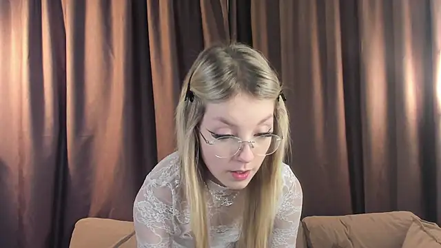 Snapshot of NovaOliphant chatting on 05.31.26 NovaOliphant online show from 05.31.26