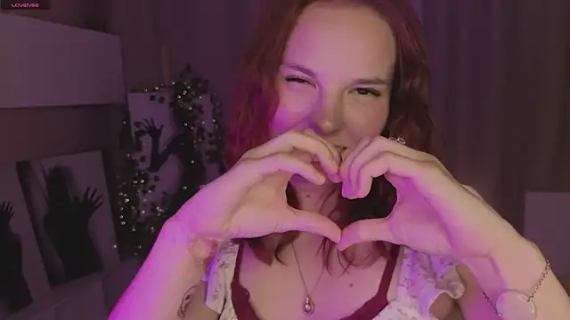 Snapshot of SinaHogsette chatting on 06.19.26 SinaHogsette online show from 06.19.26