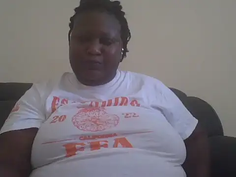 Snapshot of fat_ebonyqueen chatting on 06.01.26 fat ebonyqueen online show from 06.01.26