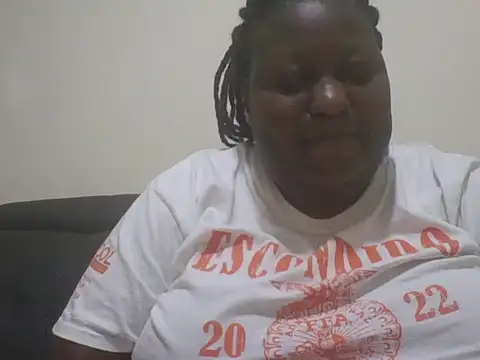 Snapshot of fat_ebonyqueen chatting on 06.01.26 fat ebonyqueen online show from 06.01.26