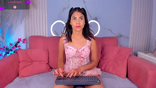 Snapshot of LunaRossie_ chatting on 06.19.26 LunaRossie online show from 06.19.26