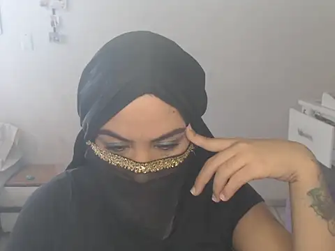 Snapshot of laila_silk chatting on 07.21.26 laila silk online show from 07.21.26