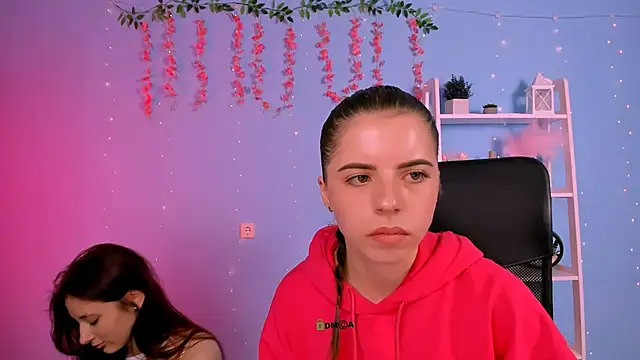 Snapshot of lyra_desire chatting on 06.17.26 lyra desire online show from 06.17.26
