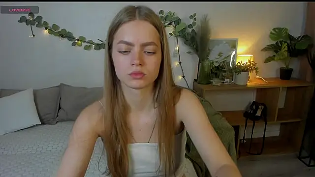 HoneyEmilly online show from 06.03.26