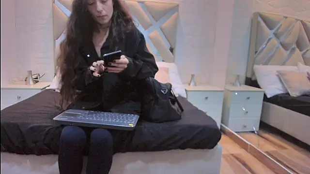 Snapshot of valentinasu chatting on 06.01.26 valentinasu online show from 06.01.26