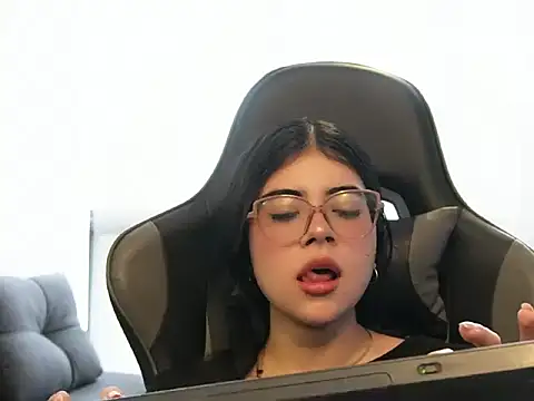 Mia Storm18 online show from 06.04.26