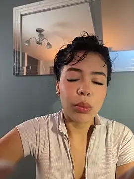 Snapshot of FERNANDAXX_ chatting on 05.23.26 FERNANDAXX online show from 05.23.26