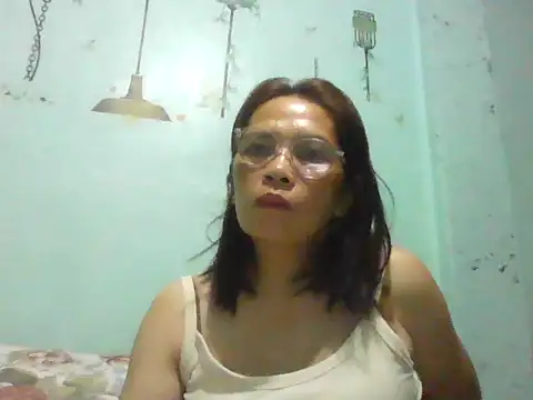 Snapshot of momshe2026 chatting on 06.06.26 momshe2026 online show from 06.06.26