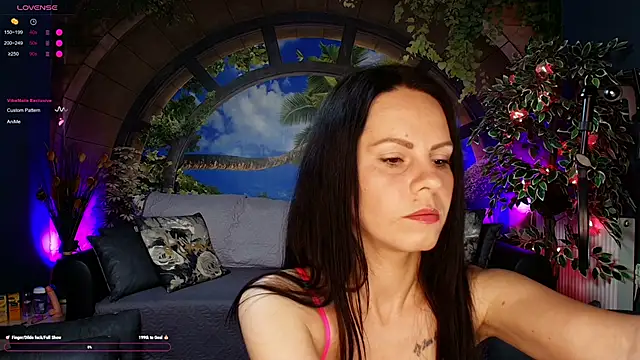 Snapshot of RoxanneBlize chatting on 05.28.26 RoxanneBlize online show from 05.28.26