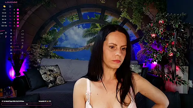 Snapshot of RoxanneBlize chatting on 05.28.26 RoxanneBlize online show from 05.28.26