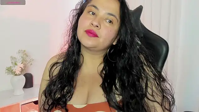 Snapshot of JadeBellee chatting on 05.25.26 JadeBellee online show from 05.25.26