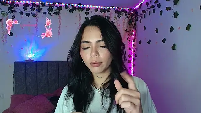 Snapshot of andraa_rossee chatting on 05.31.26 andraa rossee online show from 05.31.26