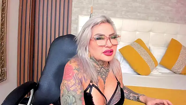 Snapshot of ArianaMora chatting on 05.30.26 ArianaMora online show from 05.30.26