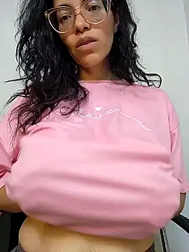 Snapshot of LUCI_LOVE chatting on 01.25.25 LUCI LOVE online show from 01.25.25