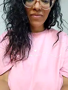 Snapshot of LUCI_LOVE chatting on 01.25.25 LUCI LOVE online show from 01.25.25