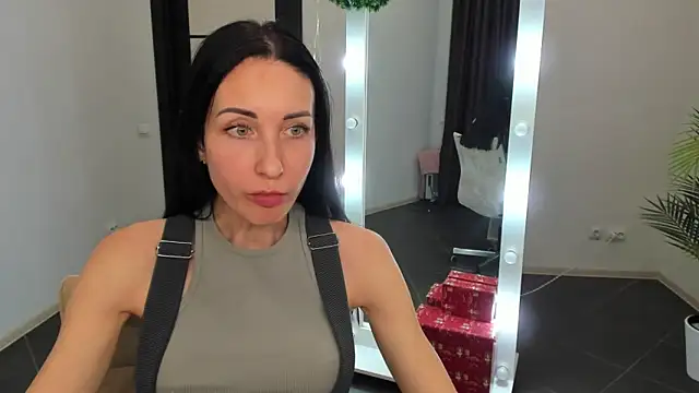 Snapshot of BouncySweety chatting on 12.14.24 BouncySweety online show from 12.14.24