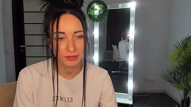 Snapshot of BouncySweety chatting on 12.20.24 BouncySweety online show from 12.20.24