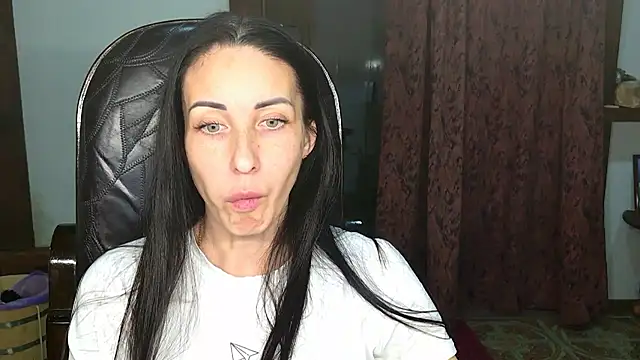 Snapshot of BouncySweety chatting on 11.04.25 BouncySweety online show from 11.04.25