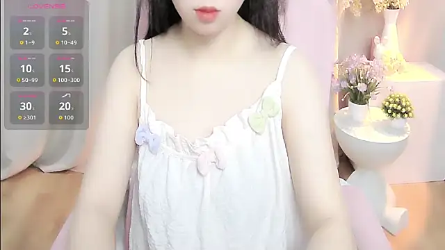 Snapshot of shynana chatting on 06.25.26 shynana online show from 06.25.26
