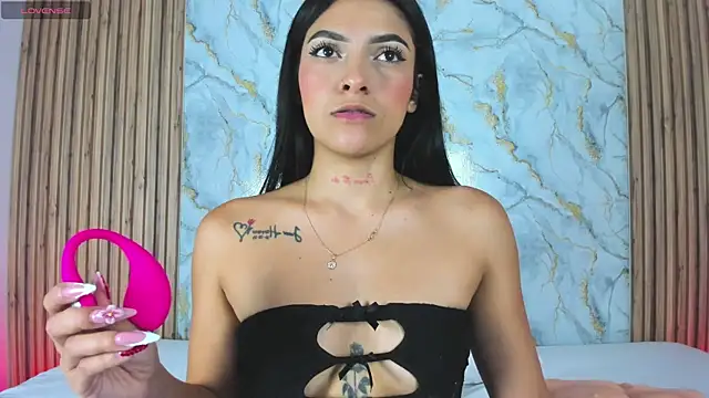 Snapshot of Saracortess chatting on 06.19.26 Saracortess online show from 06.19.26