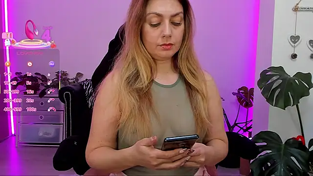 LindaWhite  online show from 03.18.25