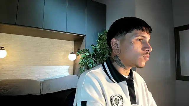 Valentino Knox online show from 06.04.26