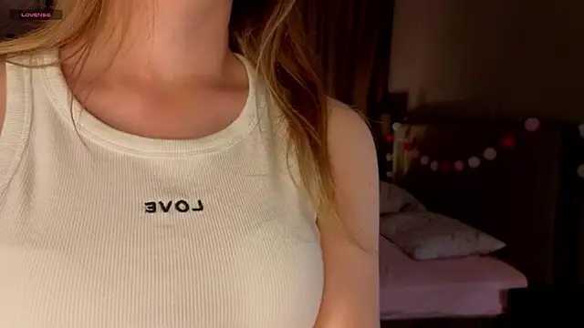 Snapshot of JenevaLitalien chatting on 06.08.26 JenevaLitalien online show from 06.08.26
