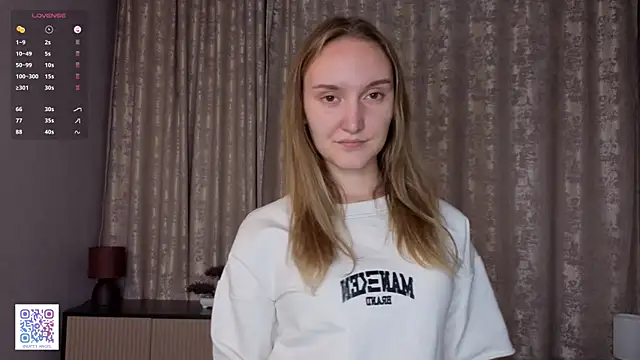 Snapshot of JenevaLitalien chatting on 06.18.26 JenevaLitalien online show from 06.18.26