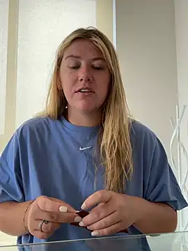Snapshot of allyanalangell chatting on 07.18.26 allyanalangell online show from 07.18.26