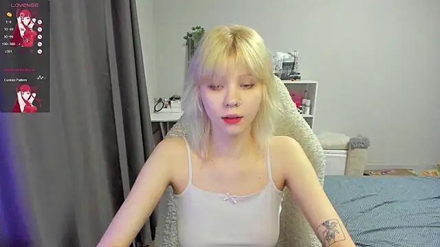 Snapshot of voguecaroline chatting on 06.30.26 voguecaroline online show from 06.30.26