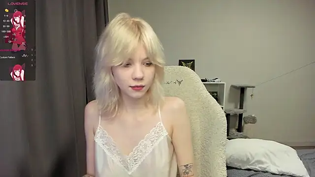 Snapshot of voguecaroline chatting on 08.03.26 voguecaroline online show from 08.03.26