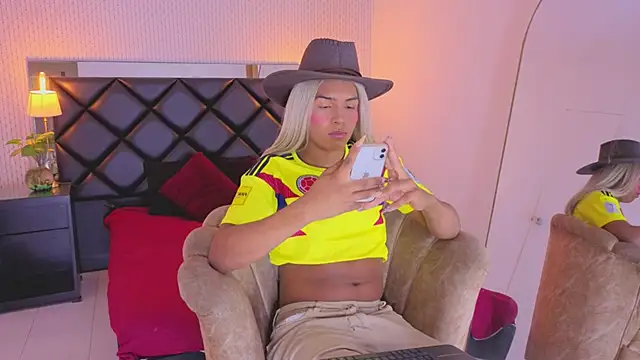 Snapshot of chloe_bronze chatting on 06.17.26 chloe bronze online show from 06.17.26