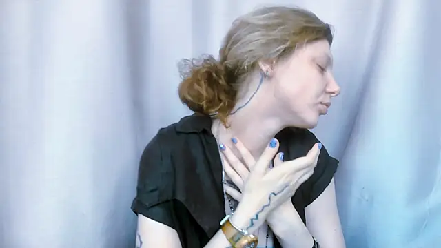 Snapshot of VivienDarkbloom chatting on 06.06.26 VivienDarkbloom online show from 06.06.26
