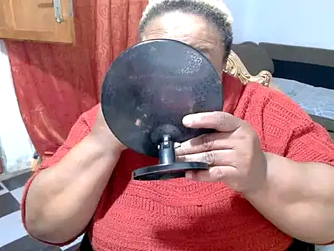 Snapshot of ROSESNICKER00 chatting on 06.26.26 ROSESNICKER00 online show from 06.26.26