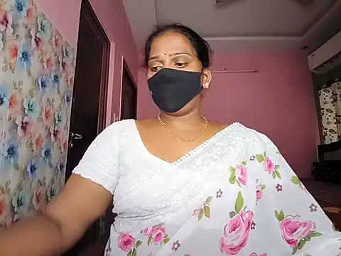 Snapshot of Meenakshy chatting on 06.26.26 Meenakshy online show from 06.26.26