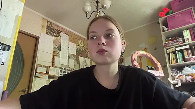Snapshot of Aileyn chatting on 07.15.26 Aileyn online show from 07.15.26