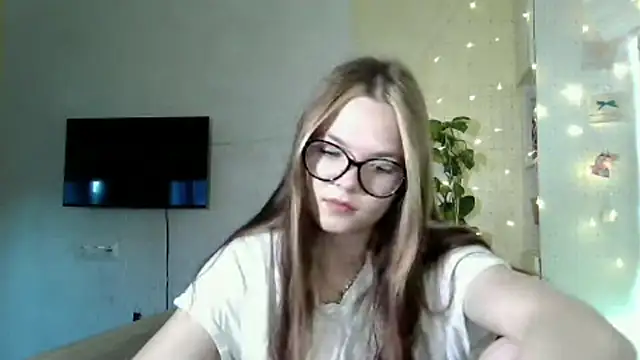Snapshot of AvrilGillig chatting on 06.18.26 AvrilGillig online show from 06.18.26