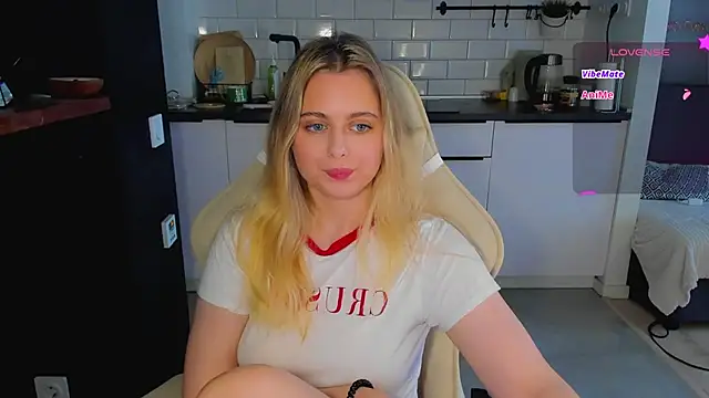 Snapshot of blonde_kellyy chatting on 06.10.26 blonde kellyy online show from 06.10.26