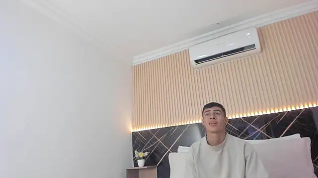 Snapshot of Bruno_fox chatting on 06.19.26 Bruno fox online show from 06.19.26